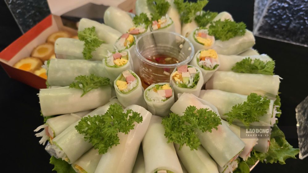La sencilla forma de hacer rollitos de pho de cinco colores ayuda a cambiar el sabor de las comidas familiares. Foto: Tuan Dat