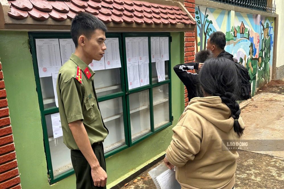 Cán bộ trường hướng dẫn học sinh làm thủ tục nhập học. Ảnh: Bảo Trung