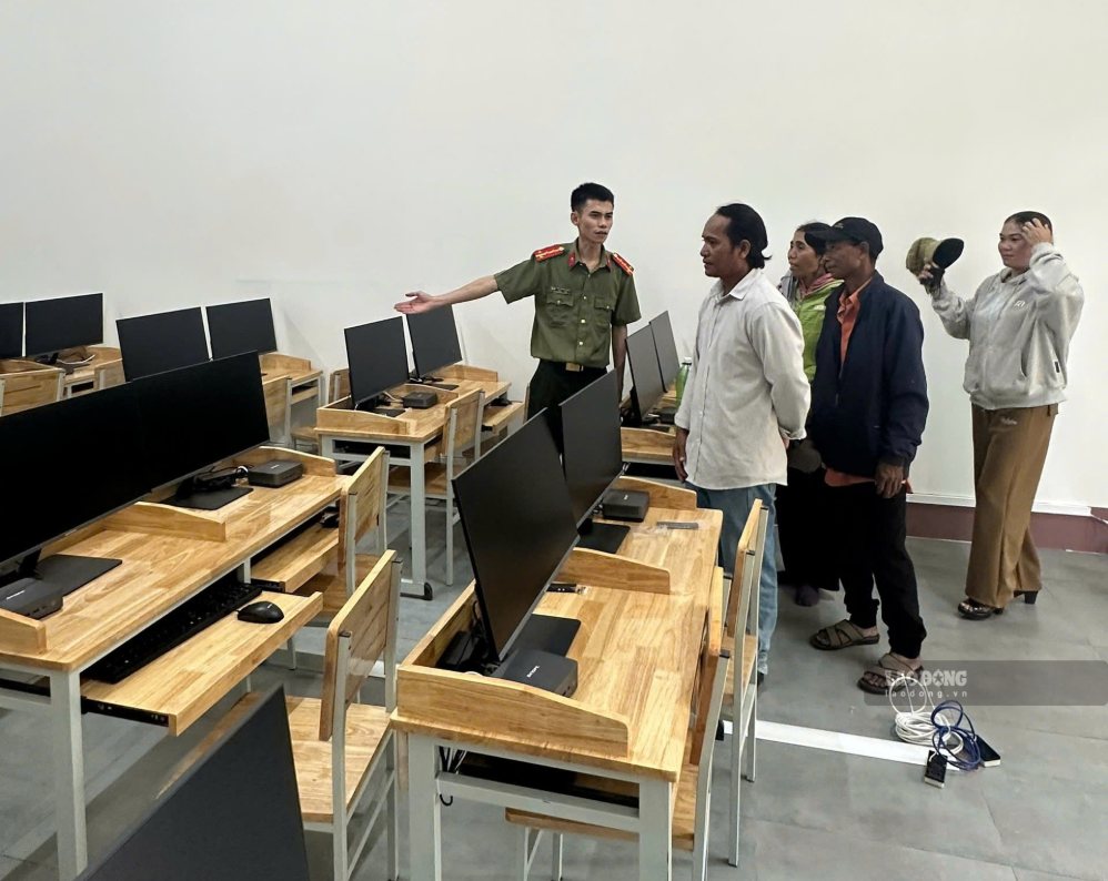 Phụ huynh học sinh yên tâm trước khi gửi con tại trường. Ảnh: Bảo Trung