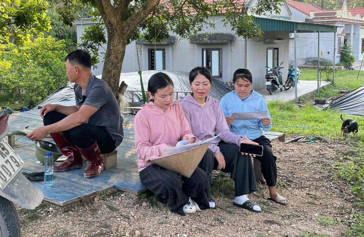 nhà trường đi đến từng hộ gia đình vận động, tuyên truyền trẻ đến lớp. Ảnh: Nhà trường cung cấp
