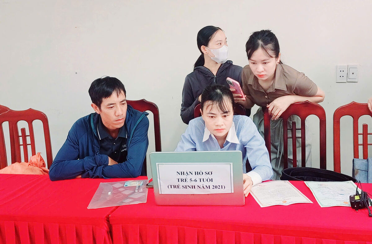 Phụ huynh đến trường đăng ký cho con đi học năm học mới 2026 - 2027. Ảnh: Nhà trường cung cấp