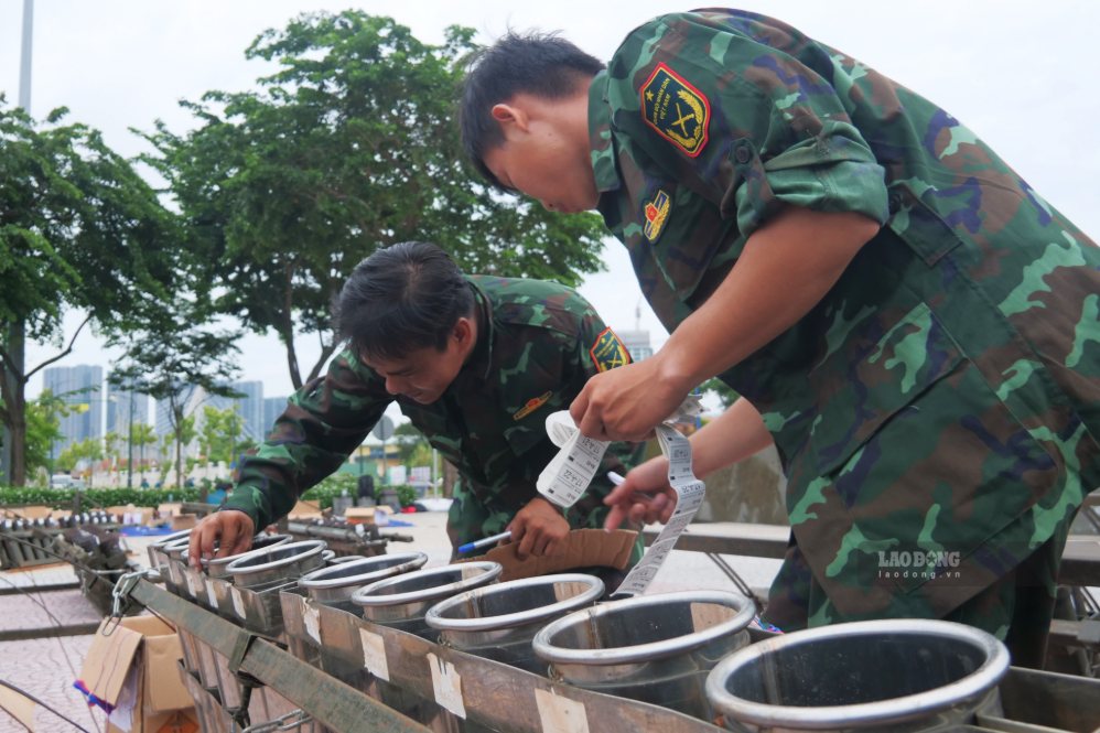 Từng ống pháo được đánh số, sắp xếp theo vị trí để bảo đảm khai hỏa chính xác, đồng bộ. Ảnh:  Anh Tú