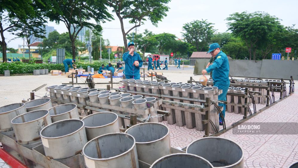  Trận địa pháo hoa tại khu vực đầu hầm sông Sài Gòn được hoàn tất trước giờ khai hỏa tối 2.9. Ảnh: Thái Bảo