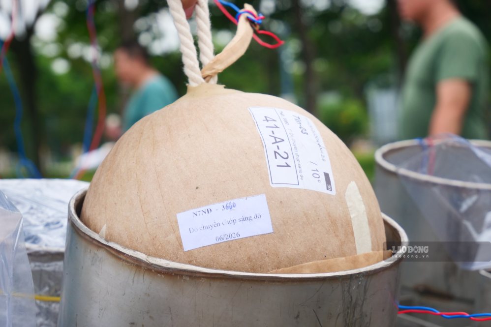 Các chiến sĩ đưa từng quả pháo vào ống phóng, hoàn tất những khâu chuẩn bị cuối cùng tại trận địa Thủ Thiêm. Ảnh: Anh Tú