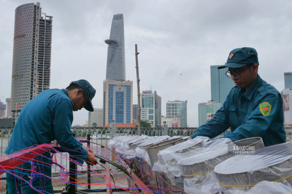  Các giàn pháo được che chắn, bảo đảm điều kiện sẵn sàng khai hỏa trong trường hợp thời tiết bất lợi. Ảnh: Anh Tú