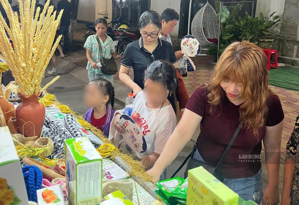 Chương trình “Tinh hoa Ẩm thực Xứ Dừa 2026” thu hút đông đảo người dân và du khách đến tham quan, thưởng thức đặc sản tại phường Phú Tân, tỉnh Vĩnh Long. Ảnh: Hoàng Lộc