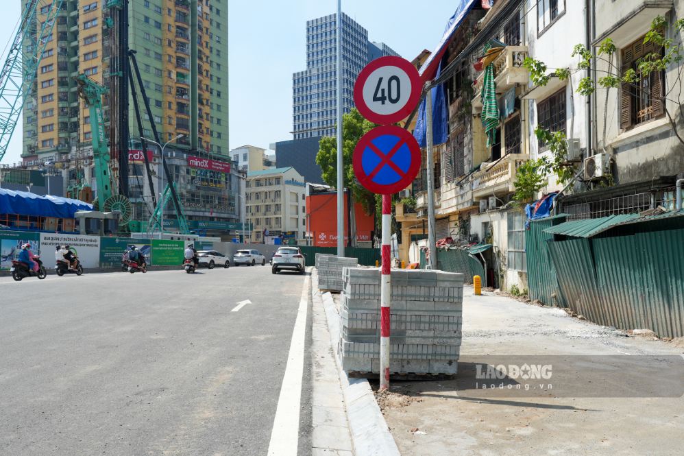 Hệ thống biển báo giao thông được lắp đặt trên tuyến. Ảnh: Sóng Hữu