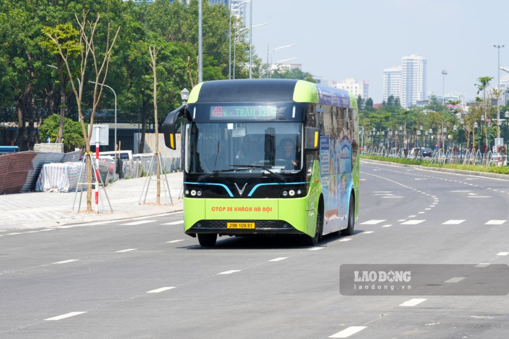 Xe buýt lưu thông trên đường Vành đai 1. Ảnh: Sóng Hữu