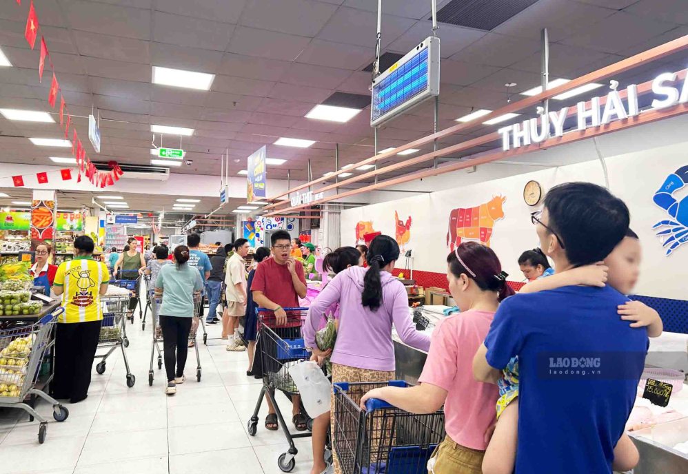 Food area at Co.opmart Cong Quynh attracts many customers on September 2. Photo: Ha May
