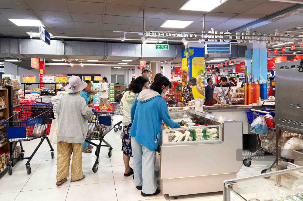 Người dân mua sắm thực phẩm, nhu yếu phẩm chuẩn bị cho những ngày trở lại làm việc.
