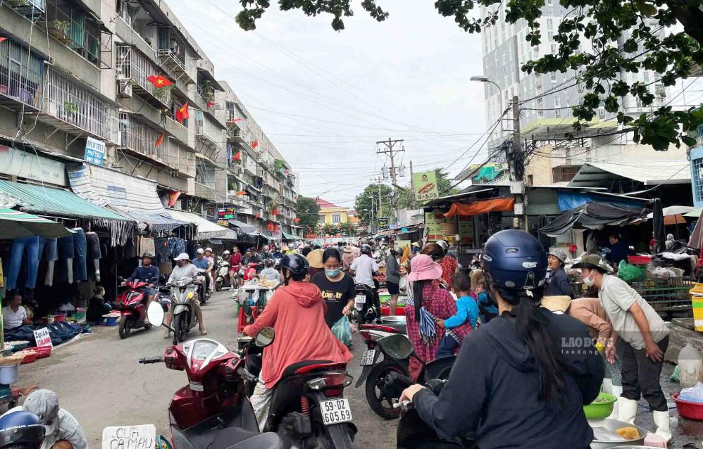 Người dân tranh thủ mua thực phẩm tại chợ truyền thống TPHCM trong ngày cuối kỳ nghỉ lễ 2.9. Ảnh: Hạ Mây