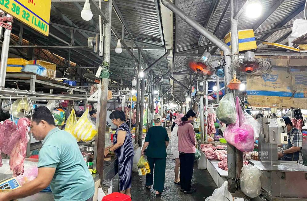 Các quầy thịt tại chợ truyền thống đông khách từ sáng sớm.