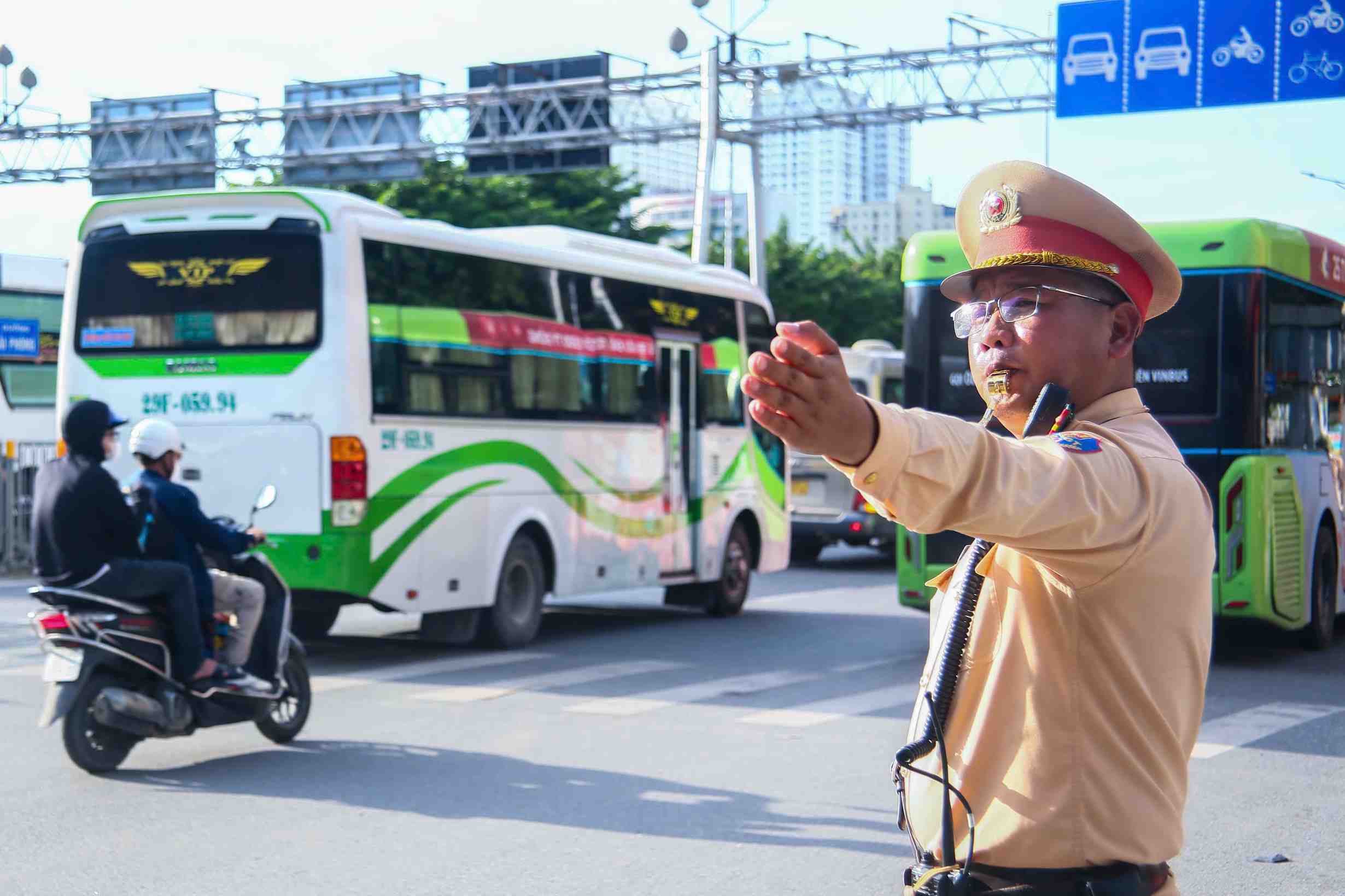 Hanoi traffic police begin remote traffic diversion to limit congestion on the last day of the holiday 2. 9. Photo: Hanoi Traffic Police Department