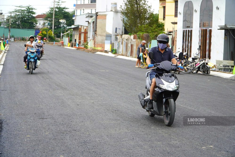 Xe chạy trên đường ven rạch Xuyên Tâm sau thông xe.  Ảnh: Minh Quân