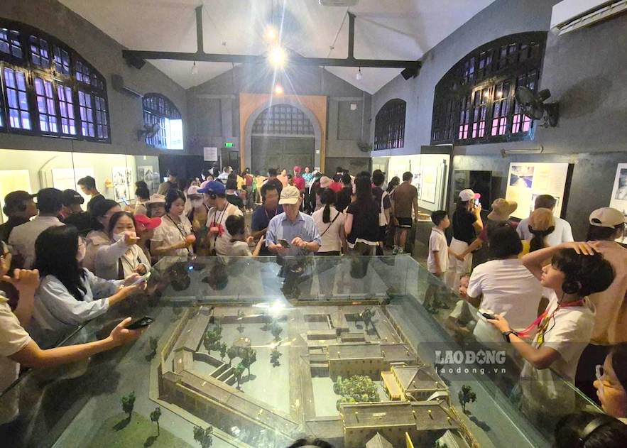 9月2日の建国記念日には、多くの若い母親が子供をハノイの遺跡や博物館に連れて行き、2026年から2027年の新学期が始まる前に、遊びと歴史の探求を組み合わせています。写真:ファン・アイン