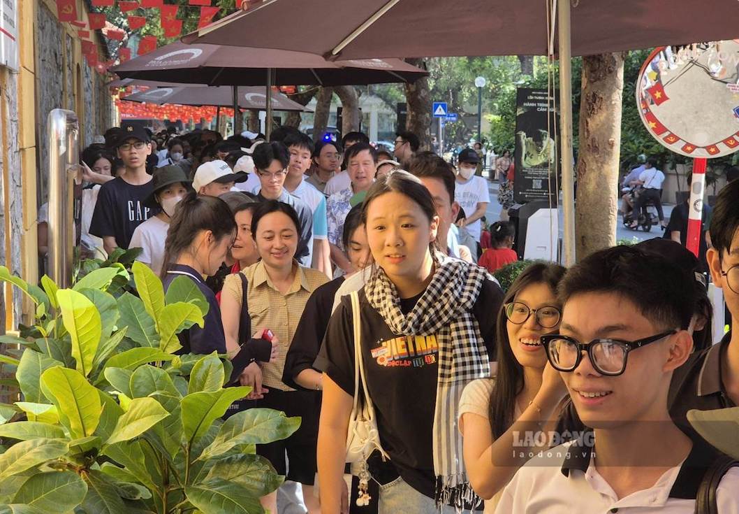 Dòng người xếp hàng vào thăm Di tích Nhà tù Hỏa Lò sáng 2.9. Dù lượng khách đông và thời tiết oi bức, việc xếp hàng diễn ra khá trật tự, không có tình trạng chen lấn, xô đẩy. Ảnh: Phan Anh