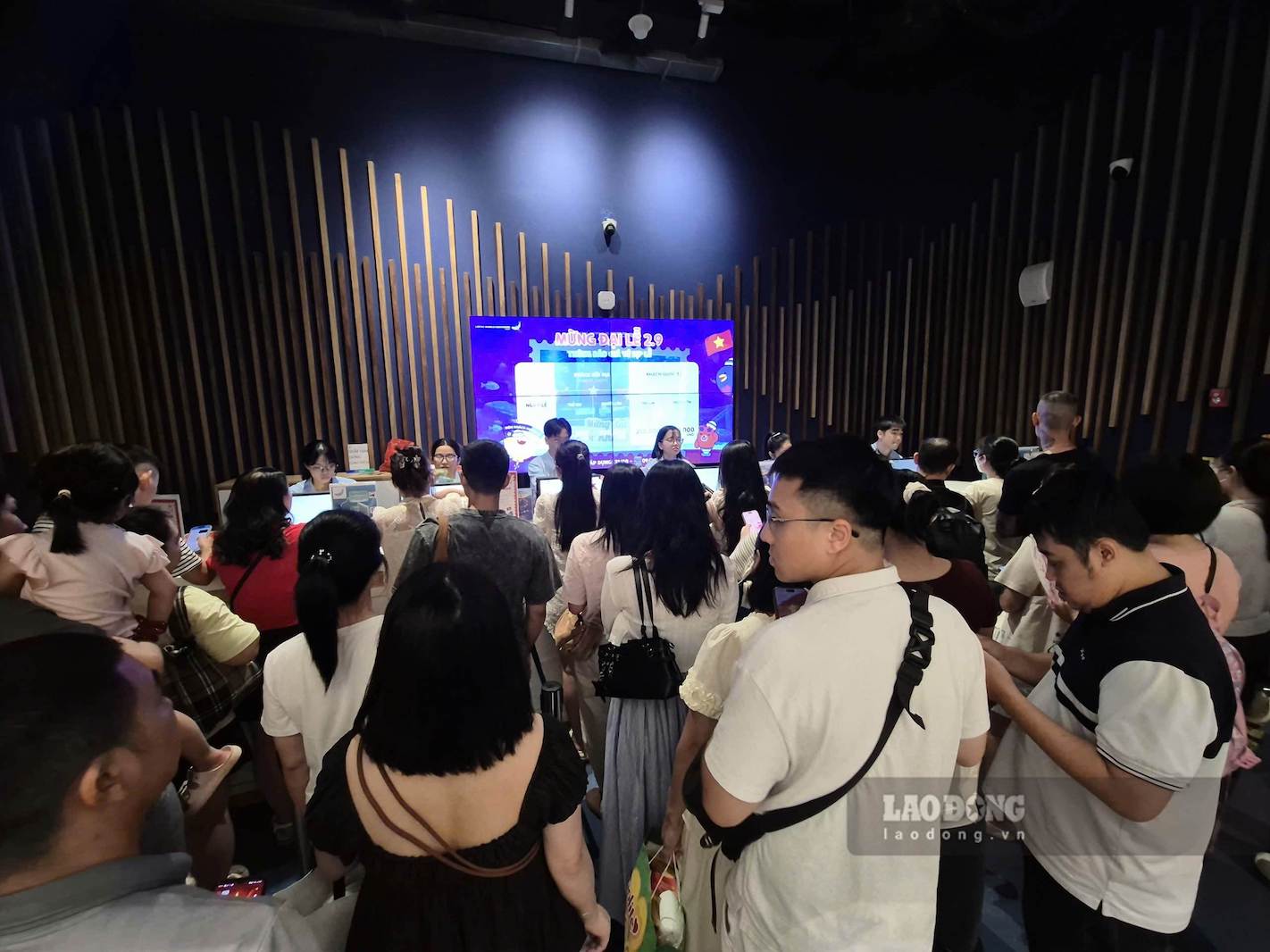 Không riêng Lăng Bác, Di tích Nhà tù Hỏa Lò, nhiều địa điểm vui chơi, giải trí khác tại Hà Nội cũng chật kín người dịp Quốc khánh 2.9. Ảnh: Phan Anh