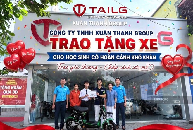 Công đoàn trao tặng xe đạp điện, tiếp sức con đoàn viên có hoàn cảnh khó khăn đến trường. Ảnh: Duy Chương