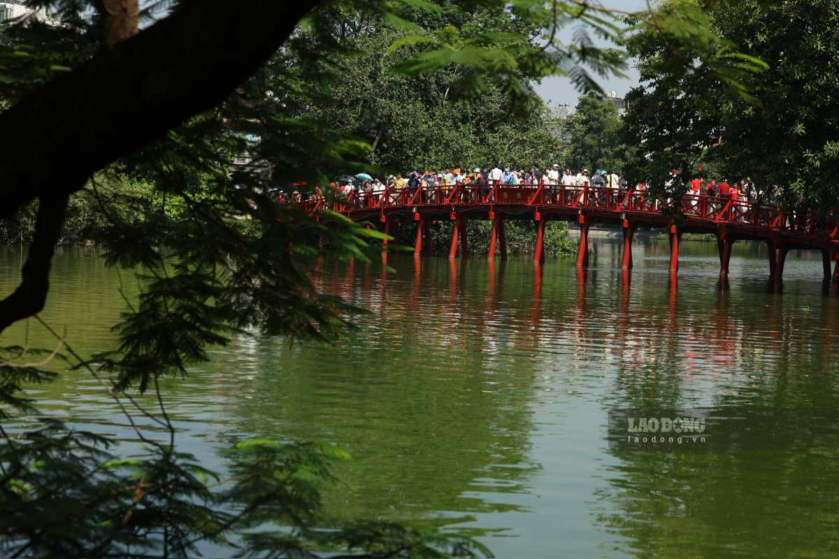 Cầu Thê Húc nhộn nhịp người qua lại. Ảnh: Hải Nguyễn
