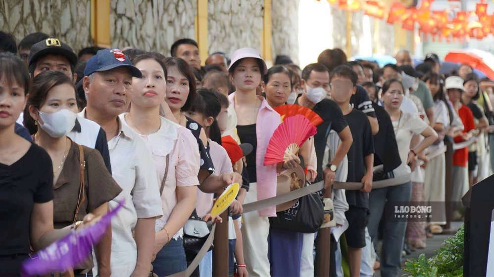 Du khách xếp hàng vào thăm Nhà tù Hỏa Lò. Ảnh: Minh Chính