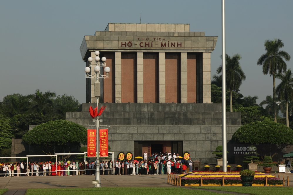 Du khách đến viếng Lăng Bác trong ngày Quốc Khánh 2.9. Ảnh: Hải Nguyễn