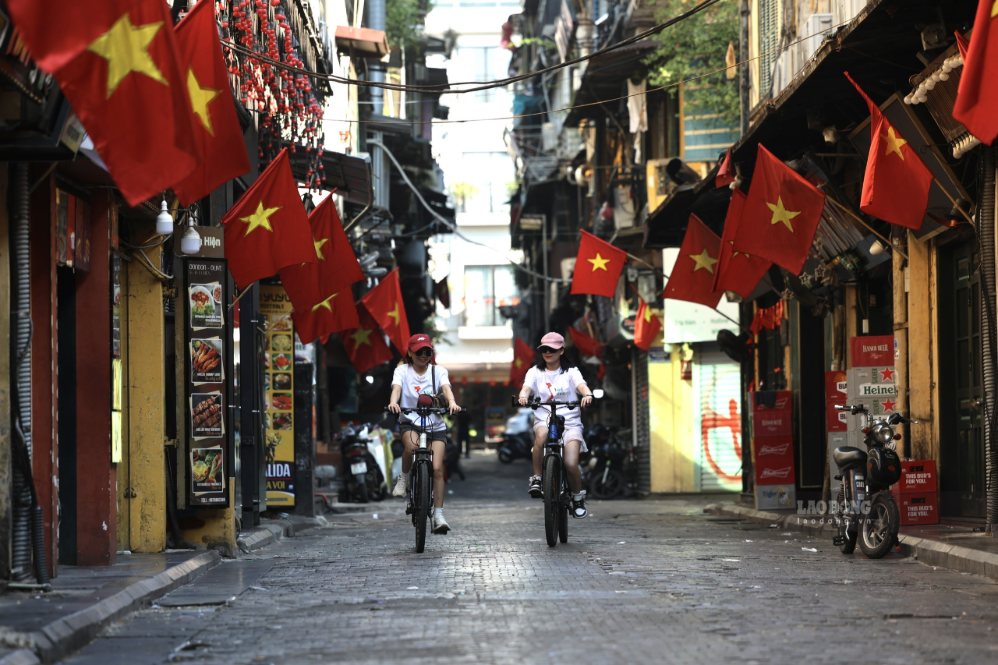 Khung cảnh rực rỡ cờ hoa ở phố Tạ Hiện. Ảnh: Hải Nguyễn