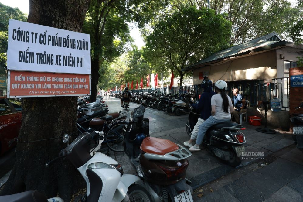 Nhiều khu vực trông giữ xe miễn phí phục vụ người dân và du khách. Ảnh: Hải Nguyễn
