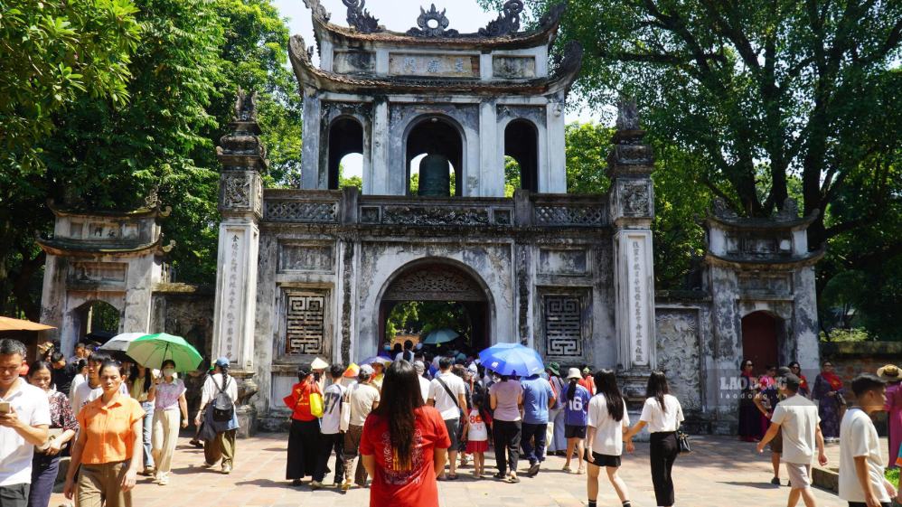 Văn Miếu - Quốc Tử Giám tấp nập người qua lại. Ảnh: Minh Chính