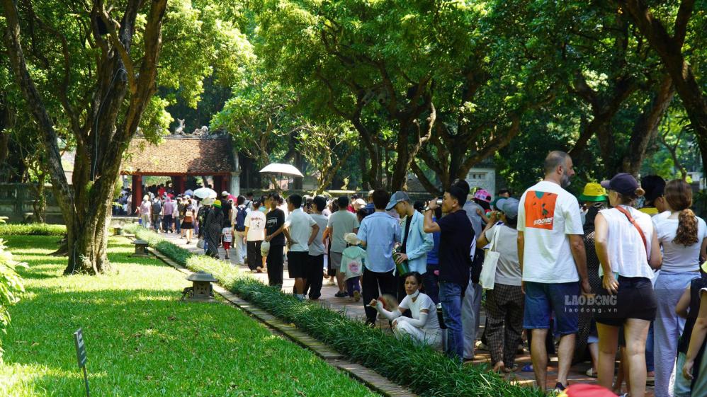 Các lối đi đều chật kín người qua lại. Ảnh: Minh Chính