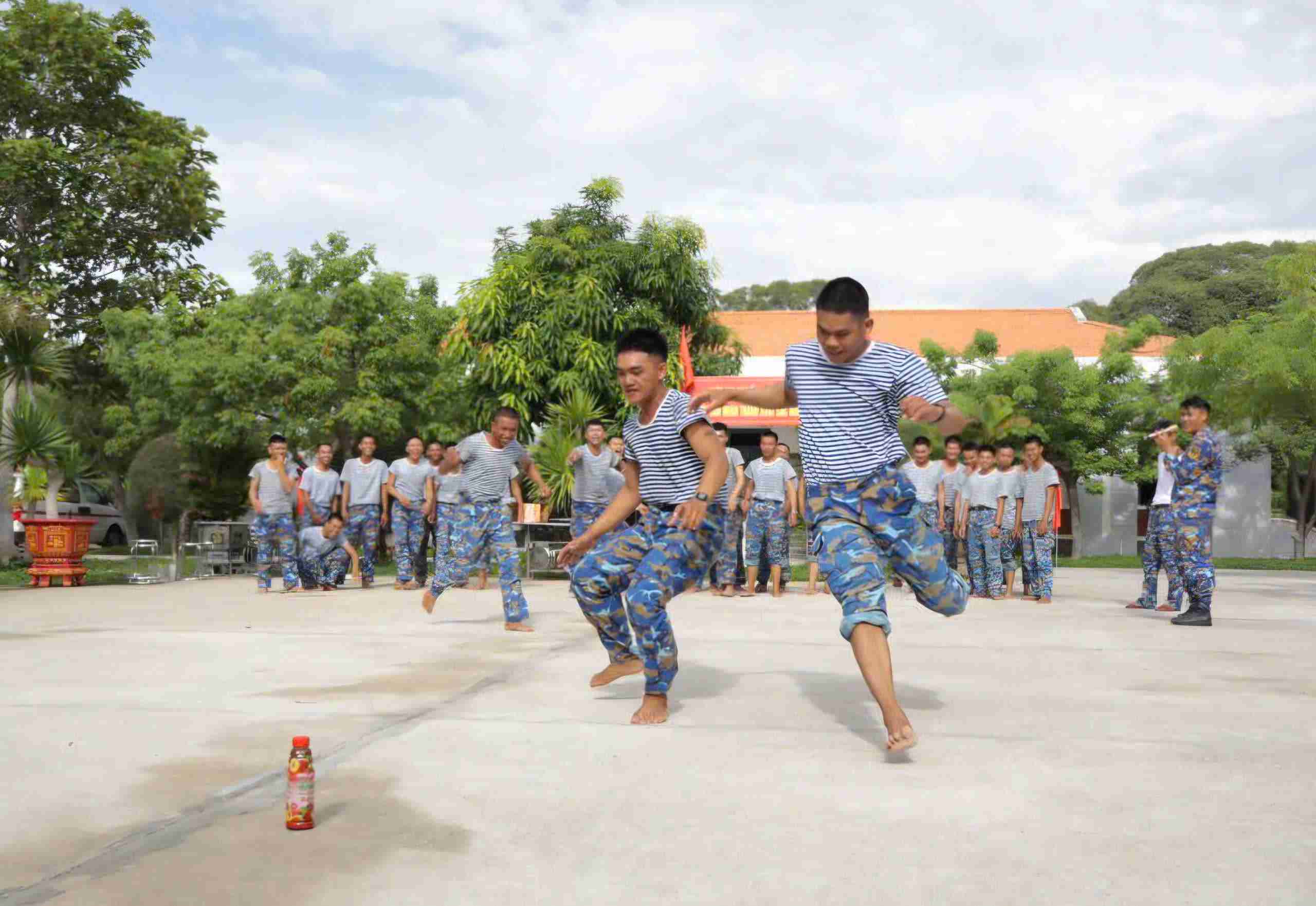 Cán bộ, chiến sĩ tổ chức thi đấu các môn thể thao truyền thống như cướp cờ, nhảy bao bố. Ảnh: Vùng 4 Hải quân