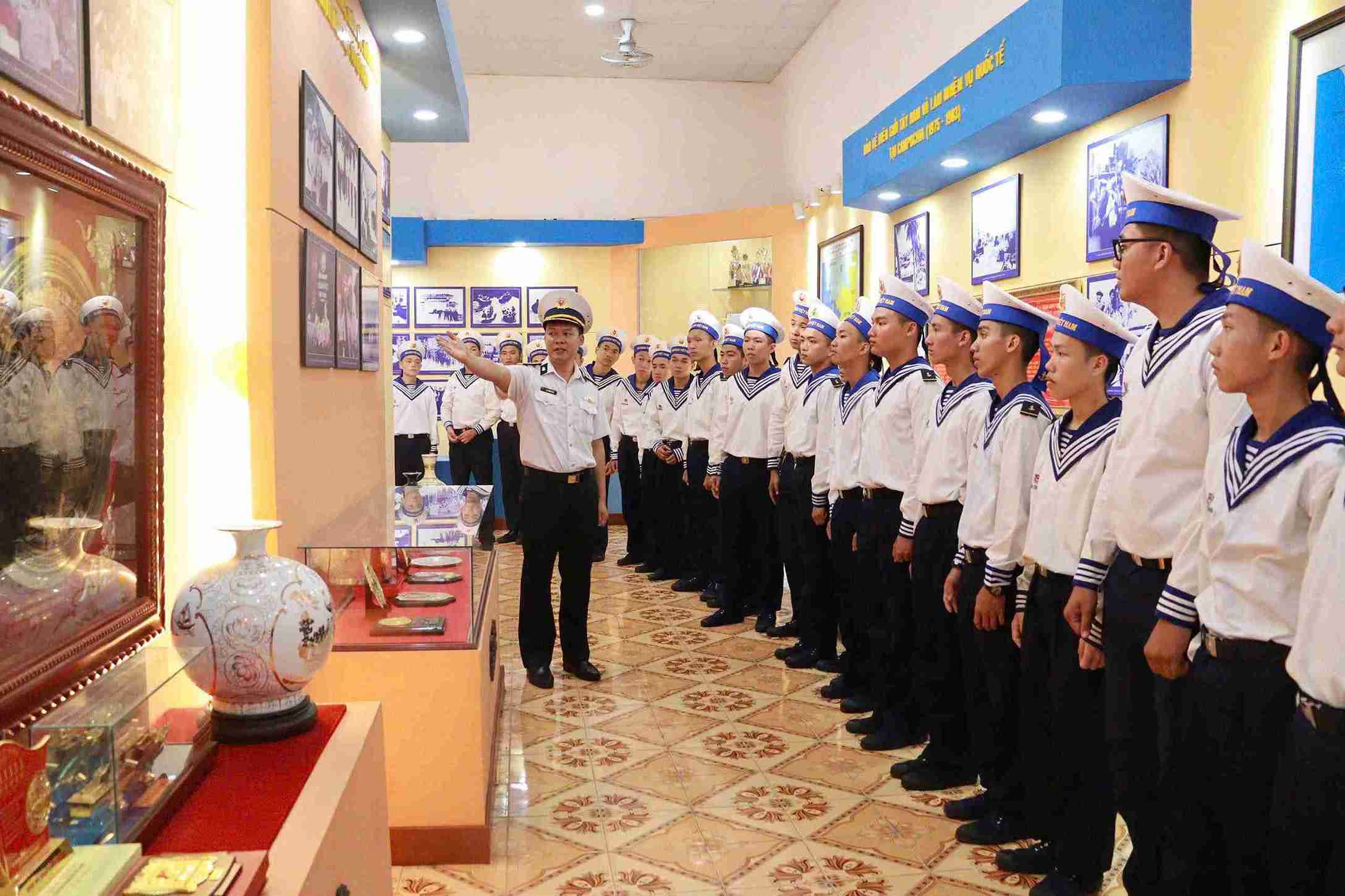 Cán bộ, chiến sĩ được giáo dục truyền thống. Ảnh: Vùng 4 Hải quân 