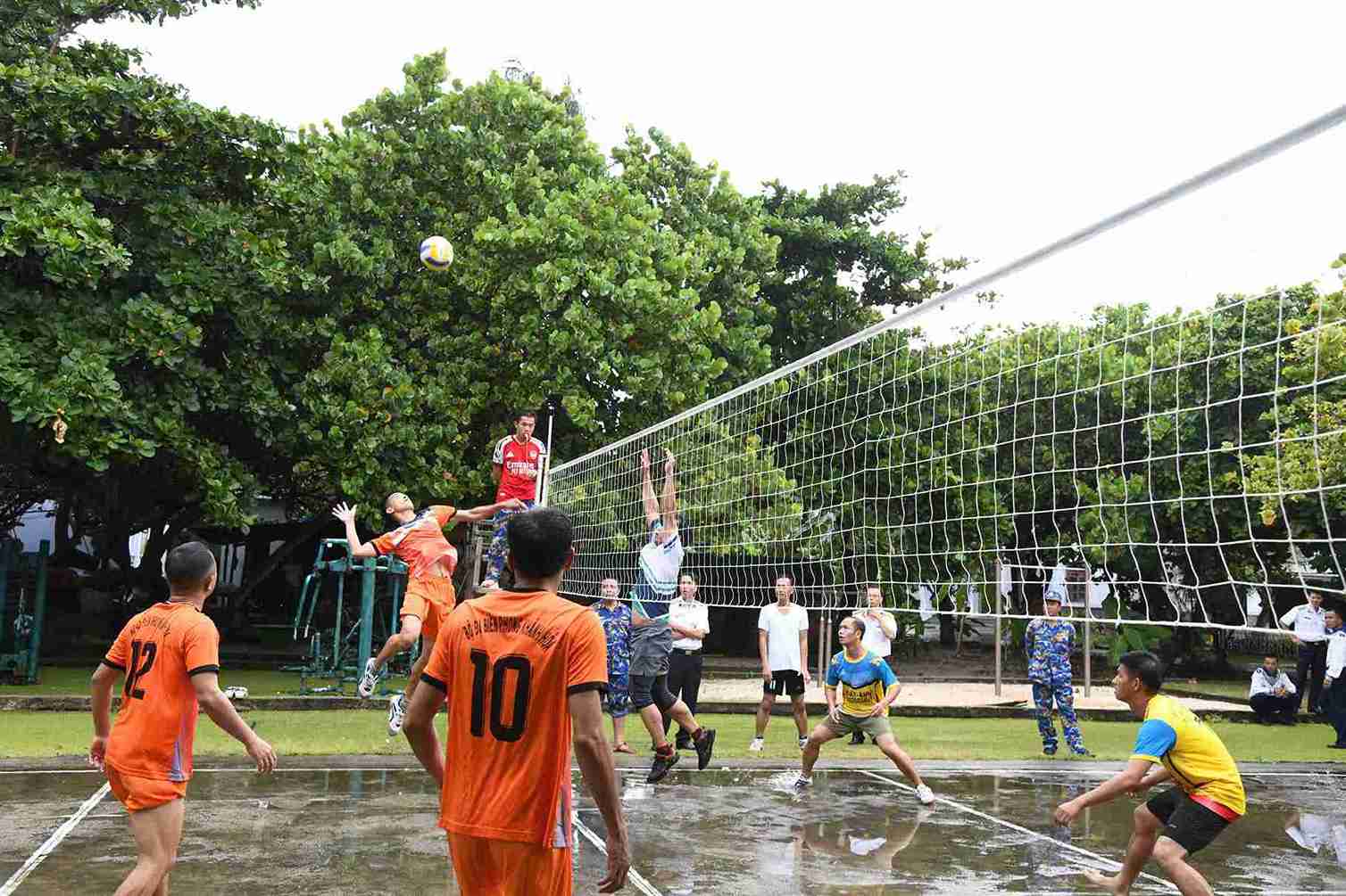 쯔엉사 섬에서 전문 축구 경기를 치르는 간부 및 군인. 사진: 해군 4구역