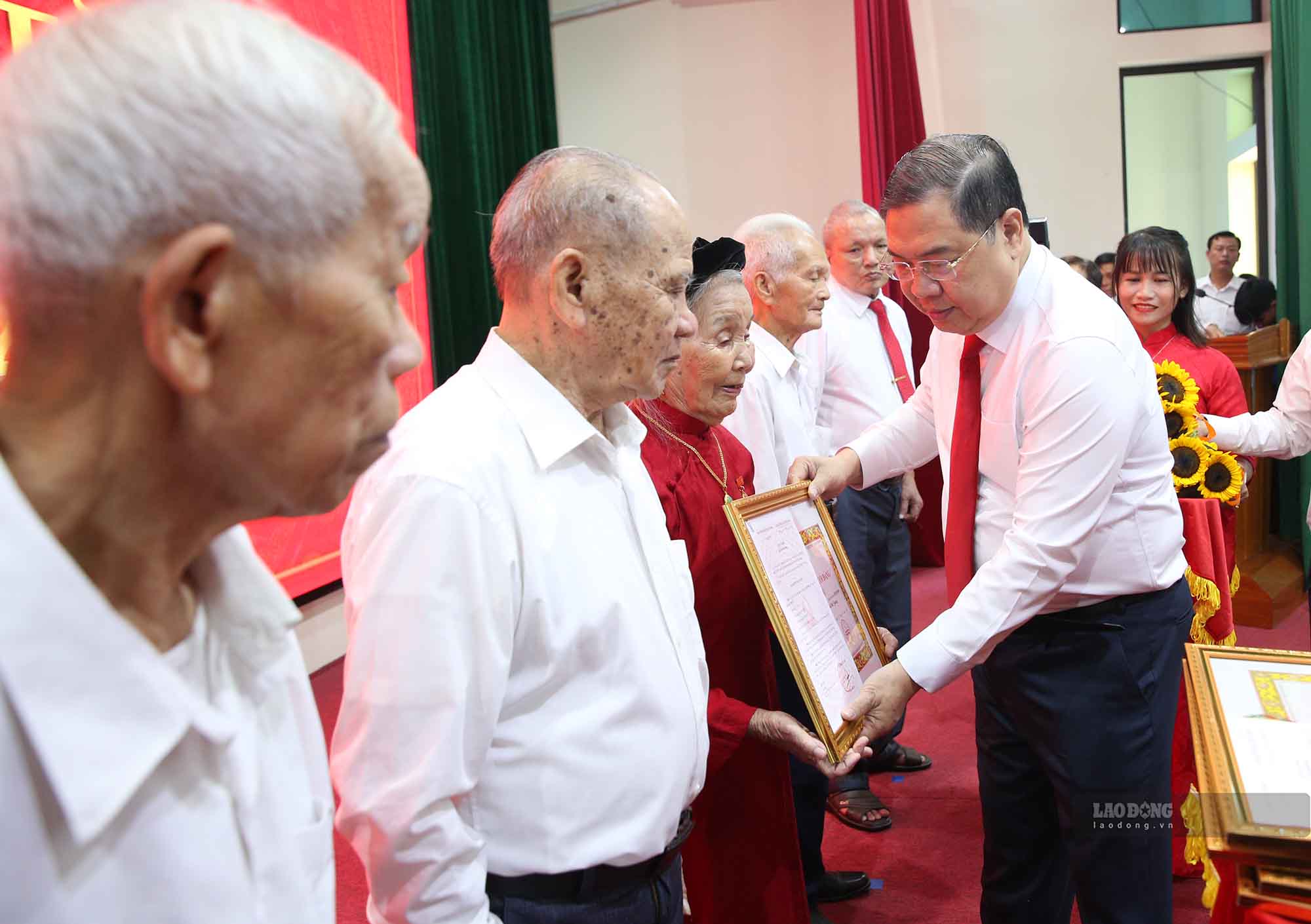 Politburo member, Standing Deputy Prime Minister Pham Gia Tuc presents Party Badges in Ha Tinh. Photo: Tran Tuan