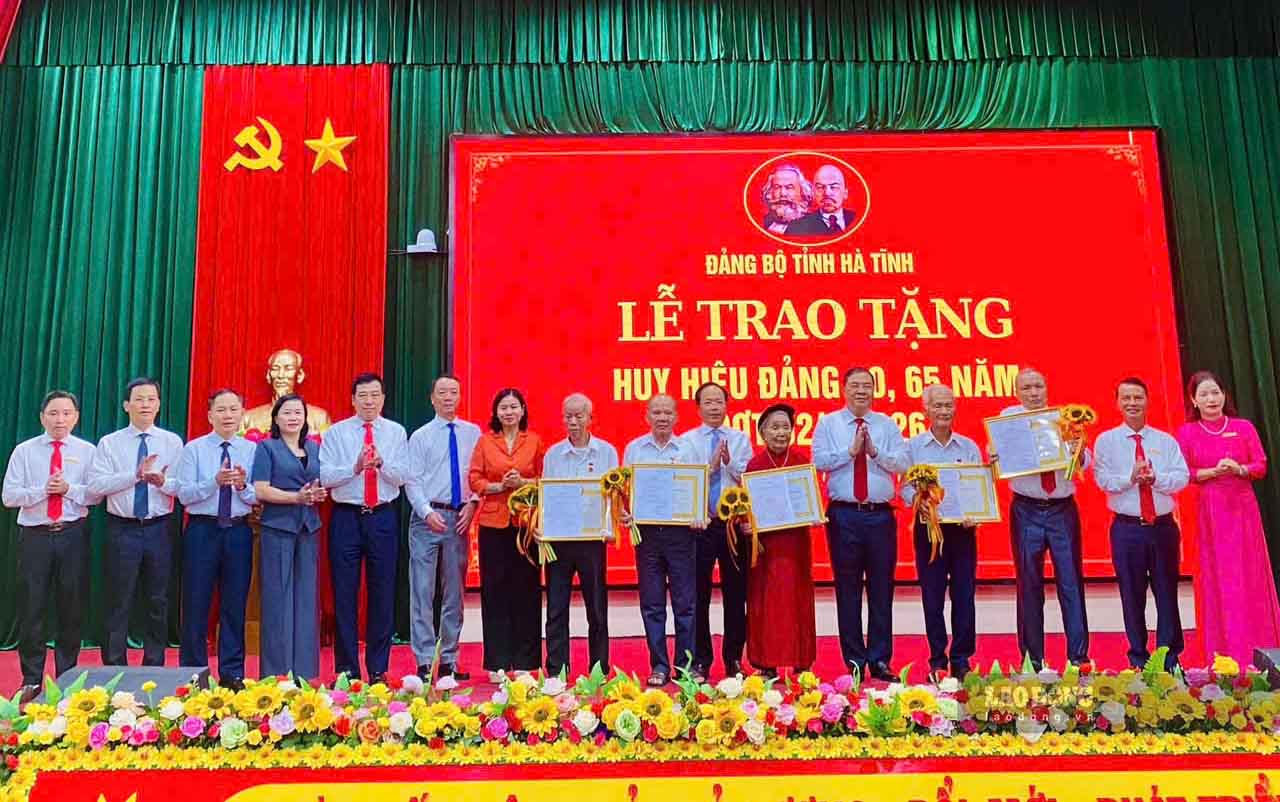 Phó Thủ tướng Thường trực Chính phủ Phạm Gia Túc và lãnh đạo tỉnh Hà Tĩnh trao Huy hiệu Đảng cho đảng viên tại Hà Tĩnh. Ảnh: Trần Tuấn