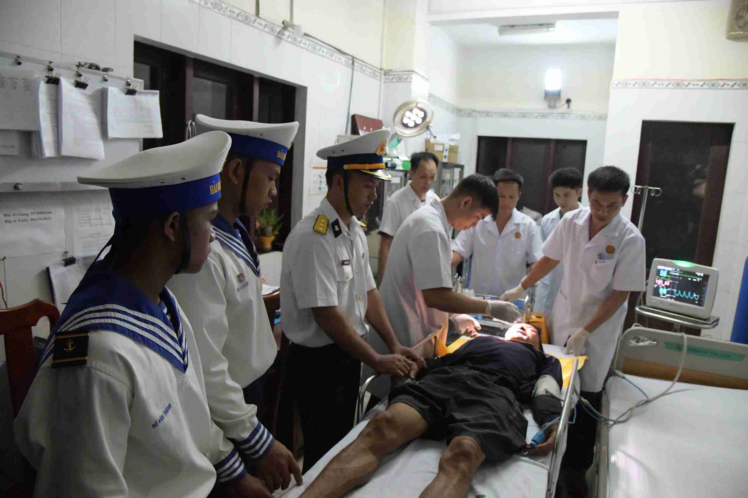 Truong Sa island clinic provides emergency care for a fisherman with traumatic brain injury. Photo: Naval Region 4