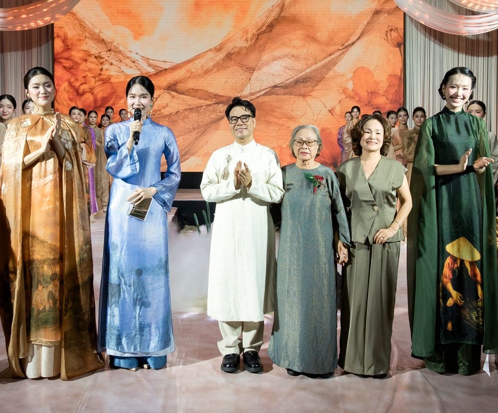 El diseñador Trần Thiện Khánh presenta 2 colecciones de áo dài en la ciudad de Huế. Foto: Personaje proporcionado