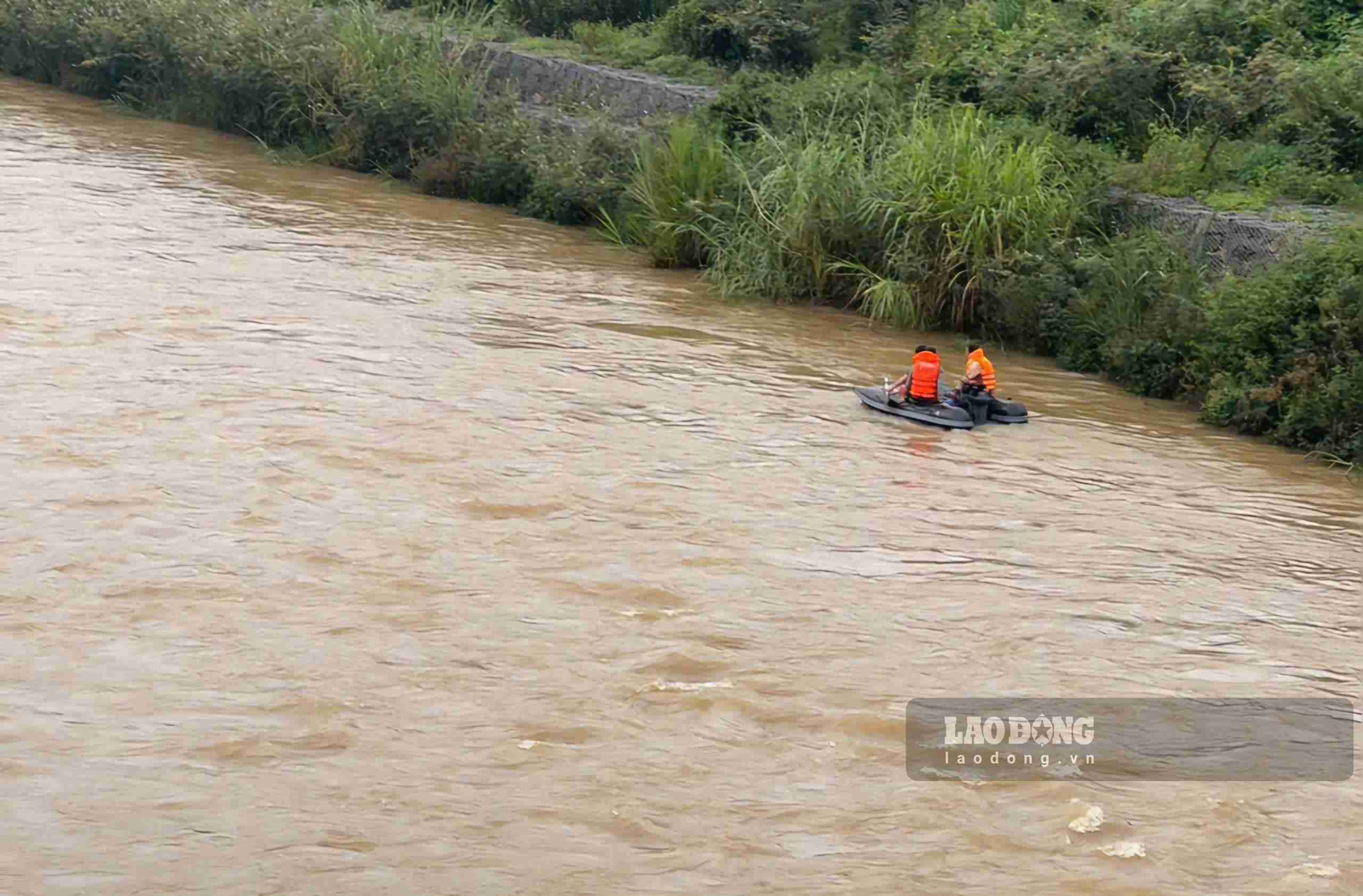 Rescue forces deploy search operations for missing victims on the Da Dang River. Photo: Hoai Thanh
