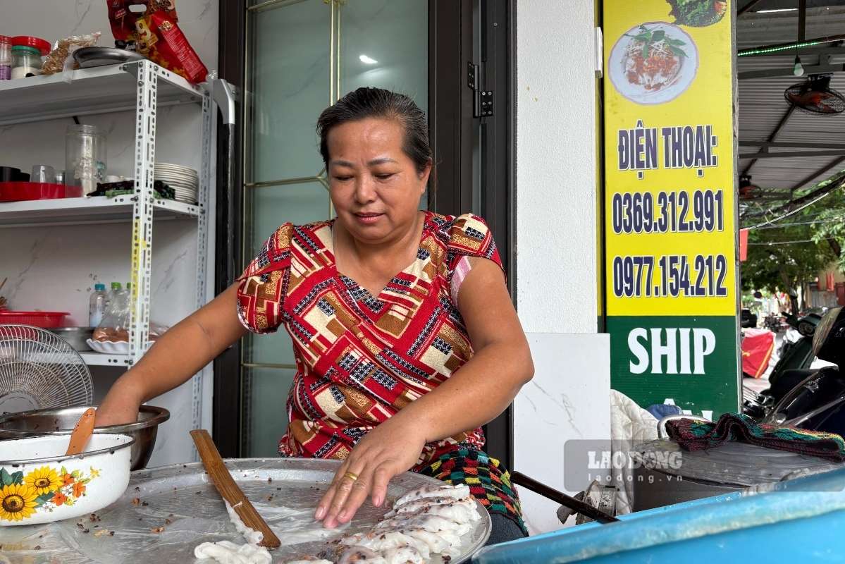 Ms. Vu Thi Mo - owner of a small banh cuon shop on Ngoc Island, quickly performs the steps. Photo: Thanh Binh