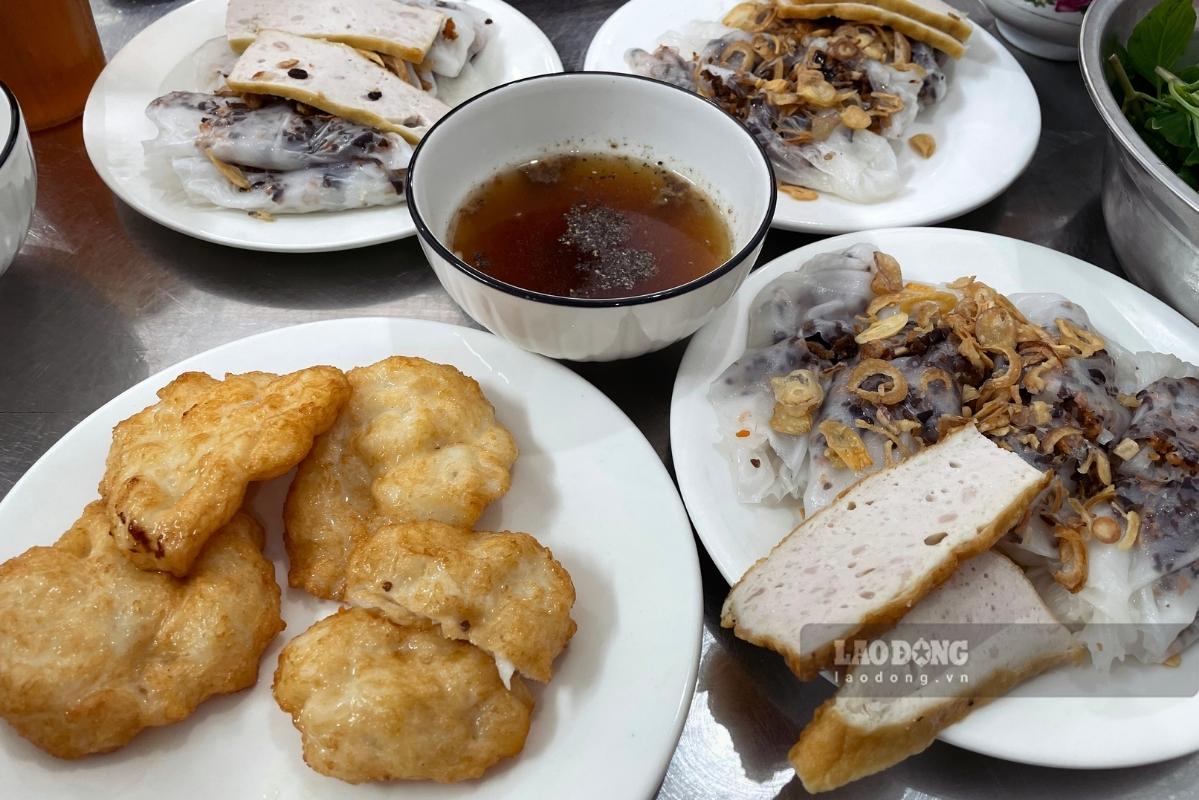 Đĩa bánh cuốn tôm thịt có giá từ 30.000-35.000 đồng, du khách có thể gọi thêm chả mực ăn kèm. Ảnh: Thanh Bình