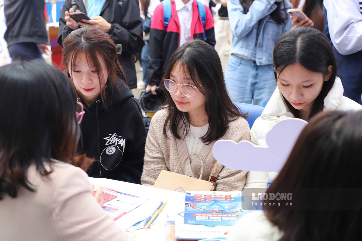 Many universities are conducting supplementary admissions. Photo: Van Trang