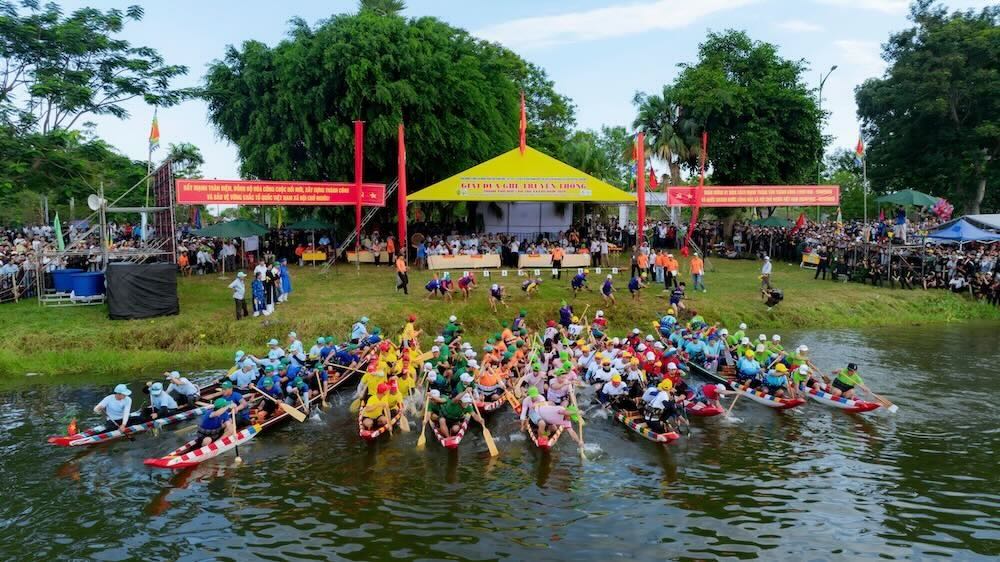Ngay từ những lượt đua đầu tiên, các tay chèo đồng loạt xuất phát, tạo nên màn tranh tài quyết liệt trên sông Hương. Ảnh: UBND TP Huế