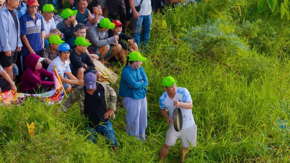 Người dân mang theo chiêng ra sát mép sông để cổ vũ, góp thêm âm thanh náo nhiệt cho ngày hội đua ghe. Ảnh: UBND TP Huế