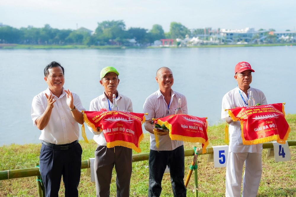 Sáng 2.9, Sở Văn hóa, Thể thao và Du lịch TP Huế tổ chức Giải đua ghe truyền thống lần thứ 37 - năm 2026 trên sông Hương, chào mừng 81 năm Cách mạng Tháng Tám thành công và Quốc khánh 2.9. Giải năm nay quy tụ 10 ghe đến từ các địa phương, đơn vị trên địa bàn TP Huế. Các đội tranh tài ở cự ly từ 700 - 900m, với 3 vè thượng, trung và hạ, tổng cộng 10 độ đua trong ngày. Ảnh: UBND TP Huế