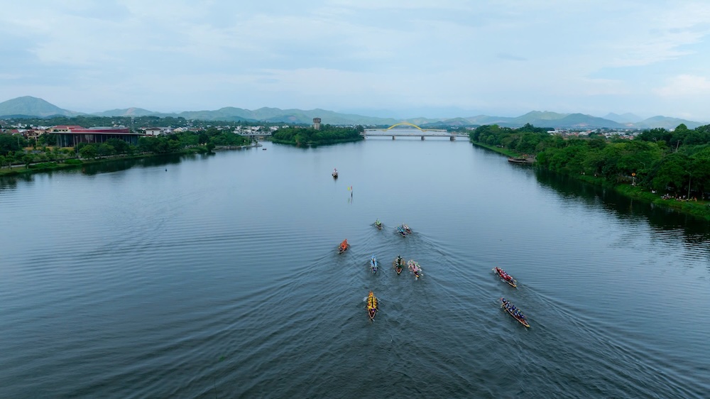Nhìn từ trên cao, các ghe đua liên tục đổi hướng, bám sát nhau trên đường đua. Giải có các nội dung dành cho nam, nữ và phối hợp nam - nữ. Ảnh: UBND TP Huế