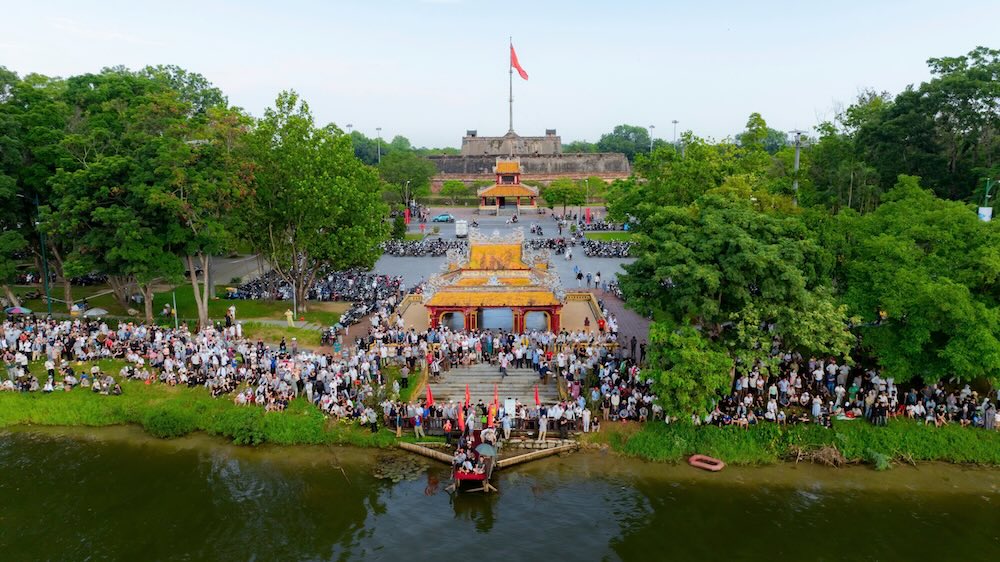 Các đội đua tăng tốc trước sự cổ vũ của đông đảo người dân tập trung dọc hai bờ sông Hương. Ảnh: UBND TP Huế