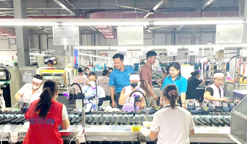 Lãnh đạo Ban Công đoàn các Khu công nghiệp tỉnh Lào Cai thăm hoạt động sản xuất tại Công ty TNHH Giầy Super Star. Ảnh: An Vi