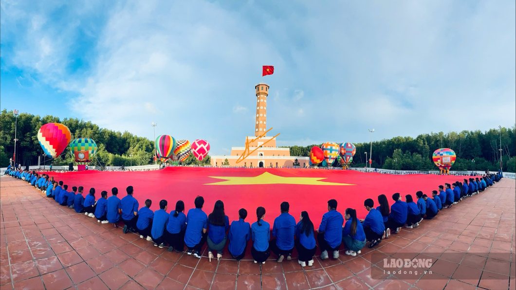 La bandera nacional más grande de Vietnam aparece en Mui Ca Mau. Foto: Van Dong