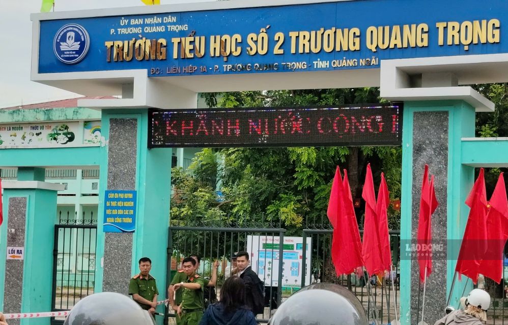 Công an đang phong tỏa hiện trường, điều ra vụ việc xảy ra tại Trường Tiểu học số 2 Trương Quang Trọng, tỉnh Quảng Ngãi. Ảnh: Viên Nguyễn
