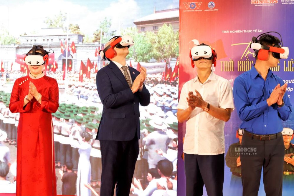 Đại biểu dự lễ khai mạc trải nghiệm “Trở về thời khắc thiêng liêng” tại Đà Nẵng. Ảnh: An Thượng 