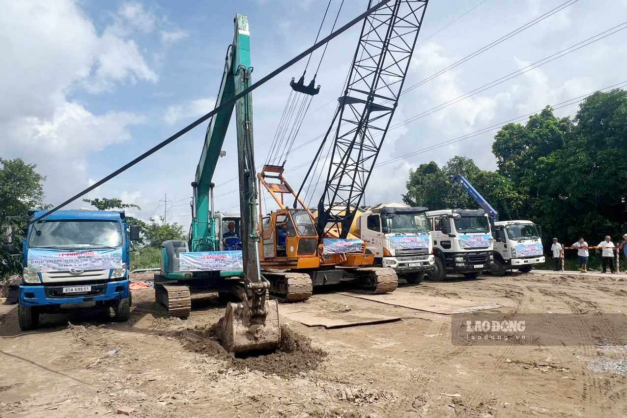 Thiết bị máy móc được tập kết tại lễ khởi công. Ảnh: Tạ Quang